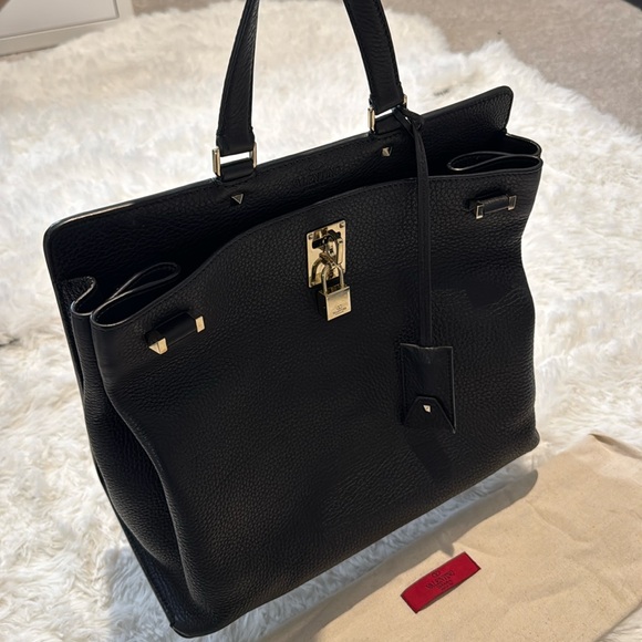 Valentino Garavani turn lock leather bag - Picture 2 of 14